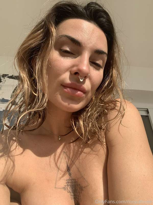 Two shots of the lips you’d love to kiss 😈

Which topics wou..