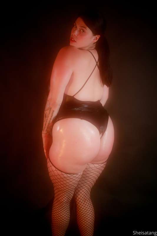 Just a oiled up curvy slut 27