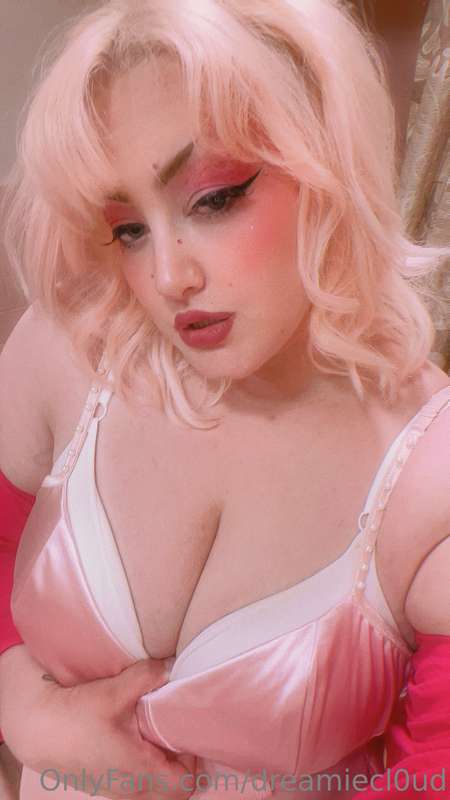 Went to exxxotica today 🩷✨ Met some incredible people and fe.. 2