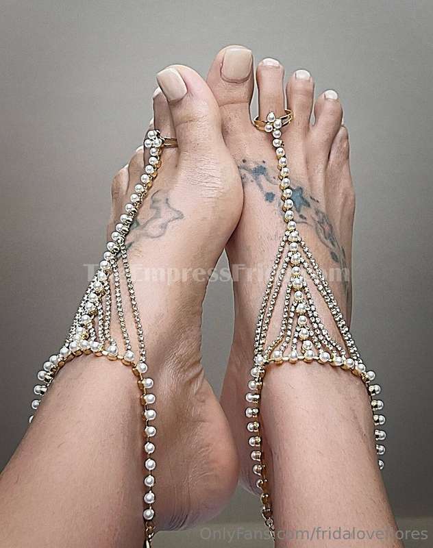 Feeling generous. Enjoy, foot sluts 😘