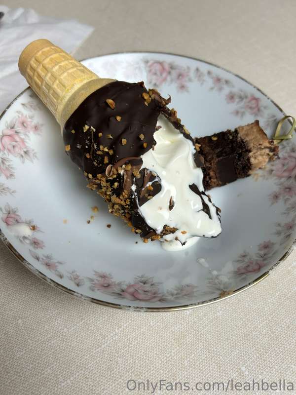 I’ve never had a chocolate dipped cone until today 😙. Not ba..