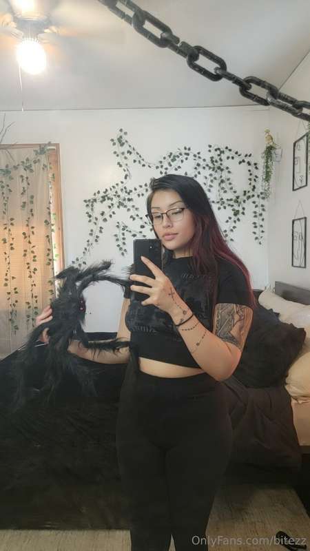 It's always spooky season around hurrr 🖤❤️🥀 Trick or TRE🐱T? ..