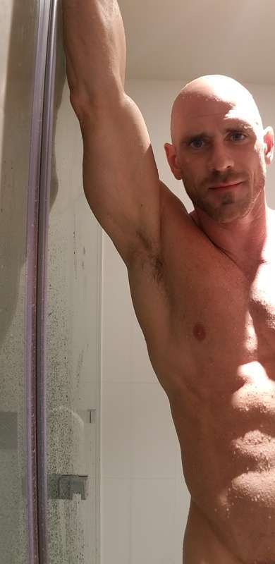 Who's joining me in the shower🛁😋? 1