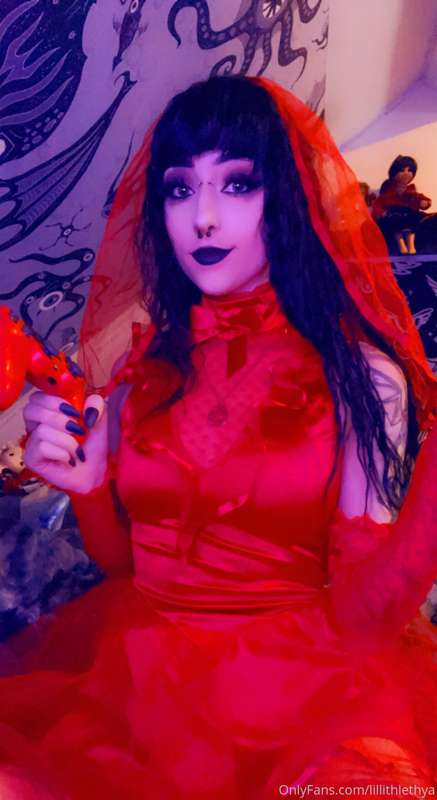 💦❤️ Lydia Deetz needs help taking the dress off ❤️💦 24
