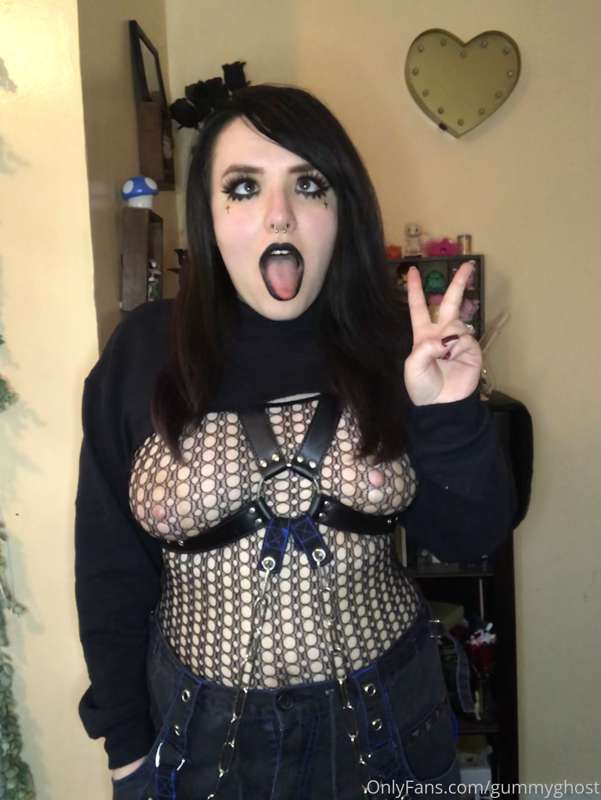 What happens when you get your goth gf home 🥀 28