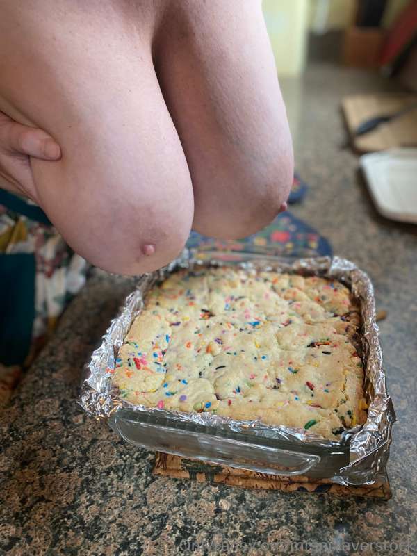 What’s a sweeter treat… dessert or these boobies??  🧁🧁