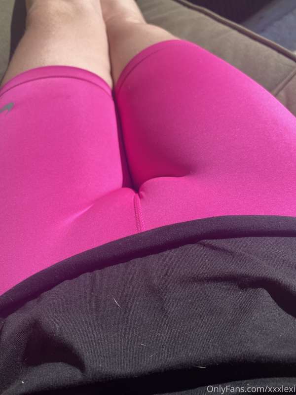 Fuck my shorts were pretty tight on my pussy today 🌸