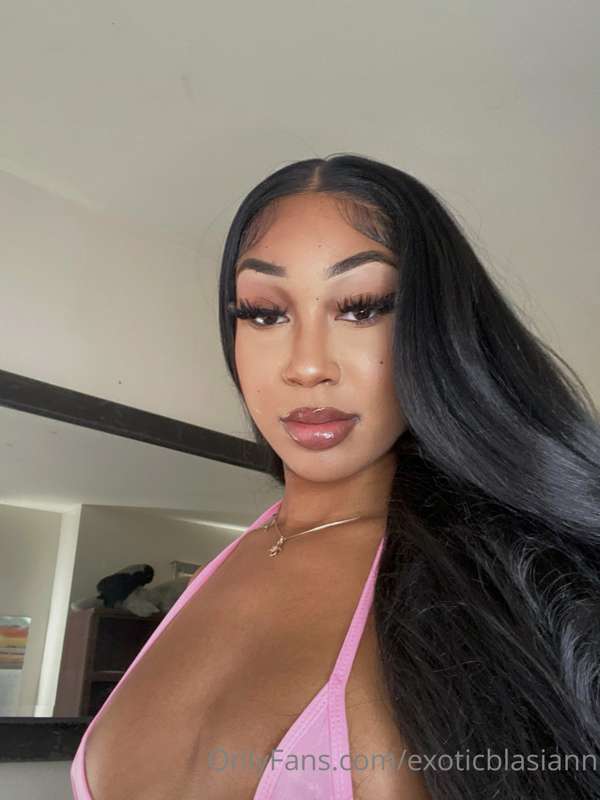 Sweet like candy 🍭 who wants to lick me?😋
