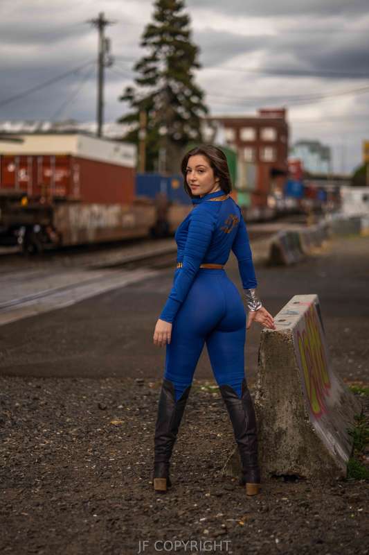 New fallout content drop on @janiefit this weekend 💙😍🔥