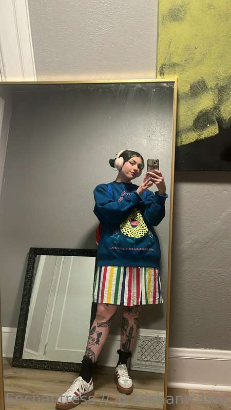 You’d never guess what I’m hiding under these baggy clothes 2