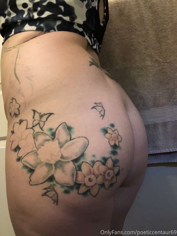 Little booty love ❤️ #boobsandbooty #milf #gamergirl #curvyg..