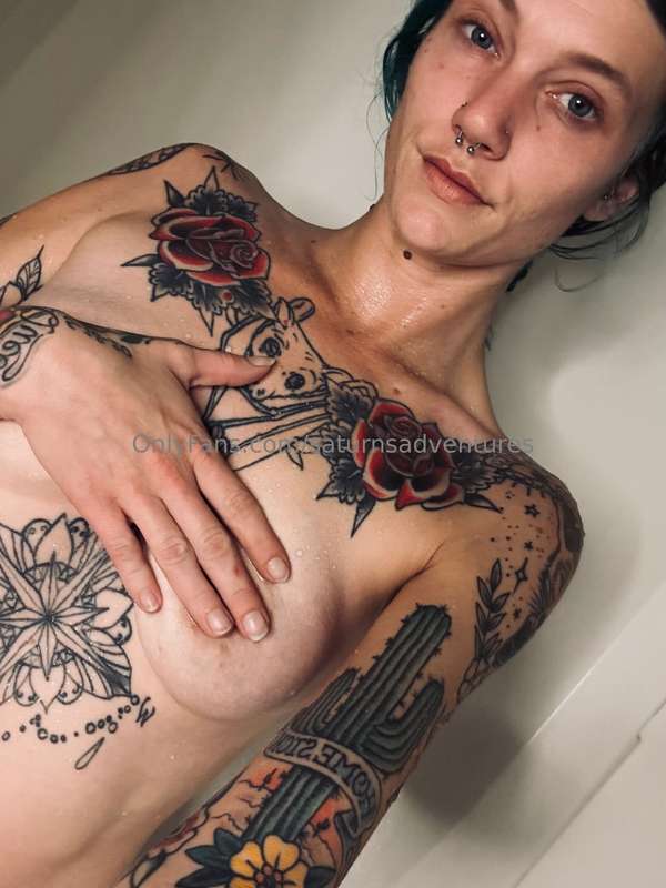 Up in the bathtub rub a dubbin 😏 🧼 Tell me which picture is ..
