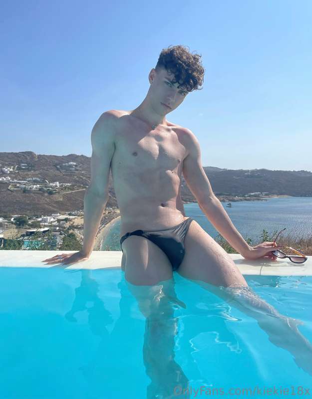 Wanna swim with me? And maybe splash about 😜💦 7