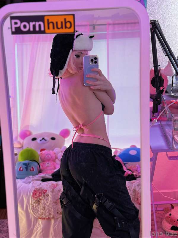Imagine me looking up at you and begging for your cock 💕✨ 12