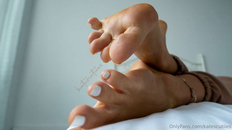 Think you could catch a sniff or lick of my feet without me .. 1