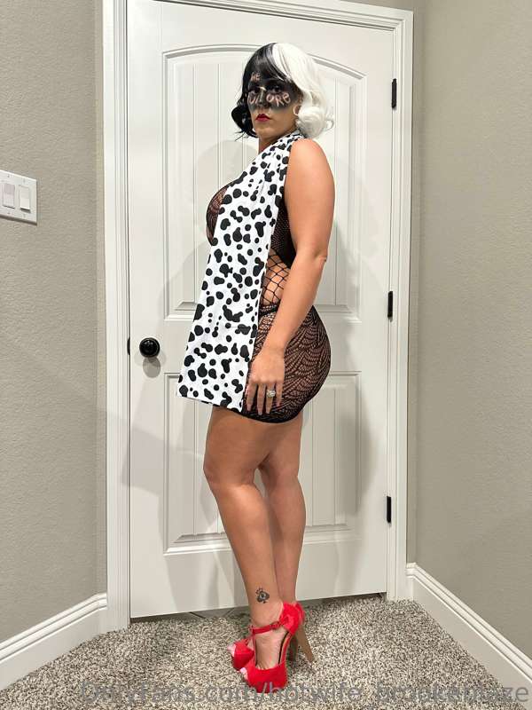 Hope everyone had a safe and fun Halloween!!! 👸🏻♠️🖤😘 #Cruell..