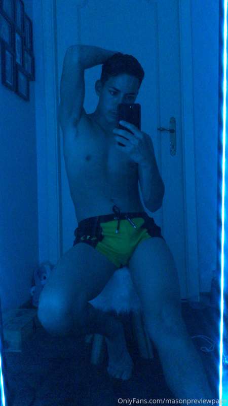 Feeling horny today 😏😜 who wants to have some dirty talks an..