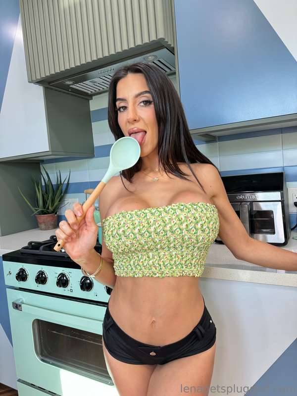 I wanna eat really something tasty right now, can you guess .. 2