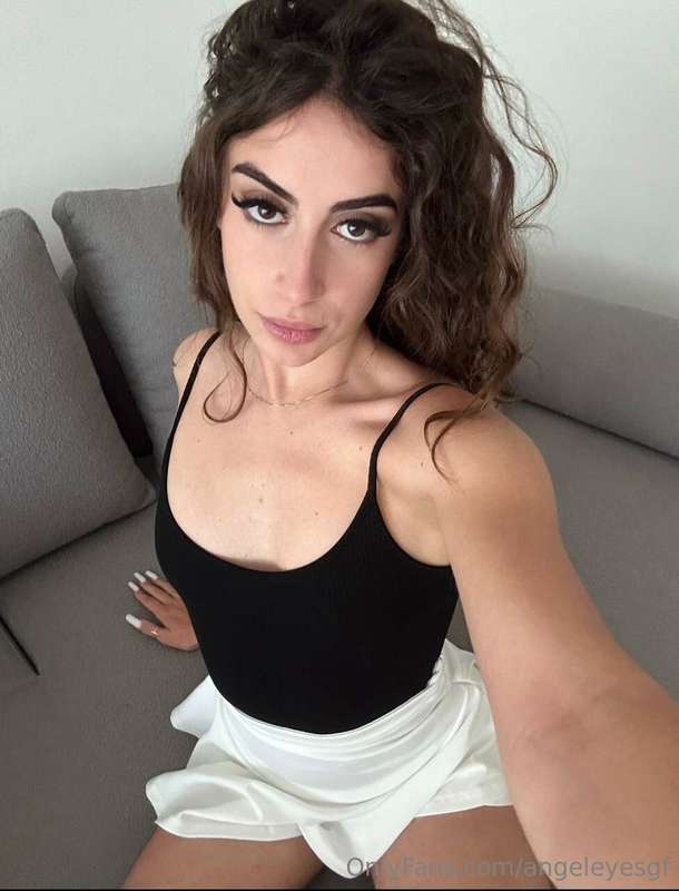 oggi giornatina a casa... mi lascerai da sola? 🤍