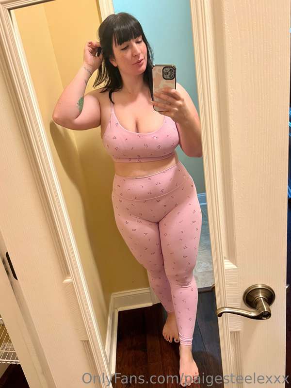Everyone seems to love this workout outfit. 😇

Should I post.. 2