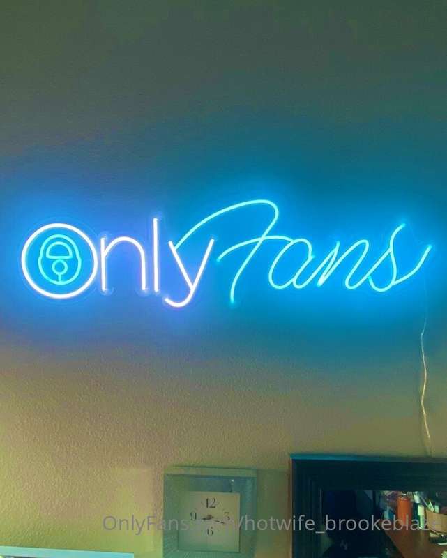Finally got my sign hung up in my makeup room! 😘👸🏻♠️🖤 1