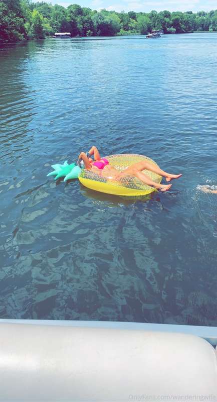 Relaxing lake day...you like my floatie? 🍍