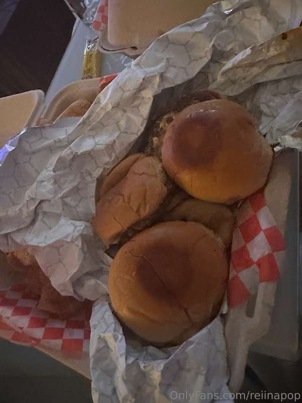 ouuurrrppp ahh, 3 sliders and one big yummy burger with tots.. 4