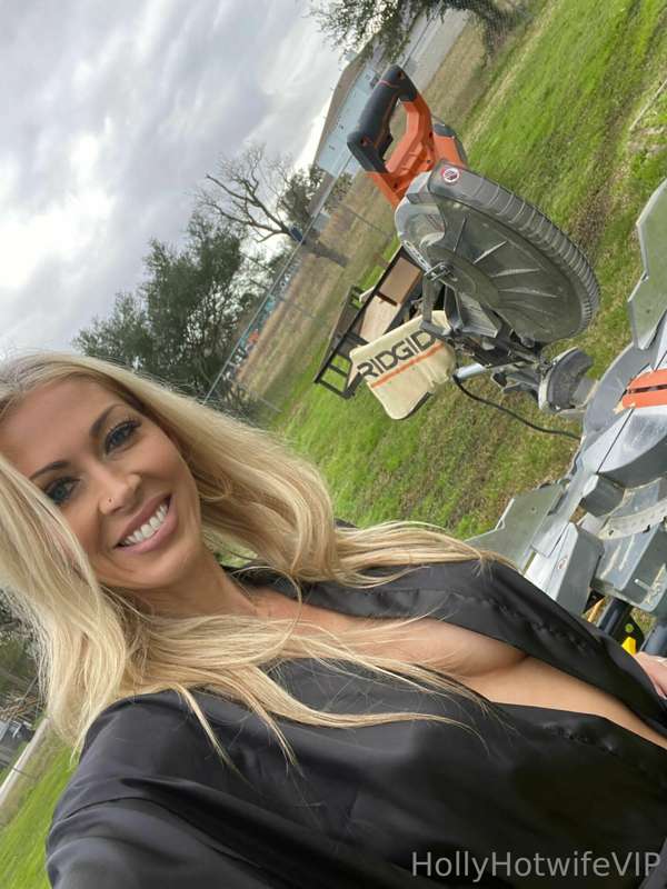 Teasing my contractor outside of my Hollyhouse 😉 Who wants t..