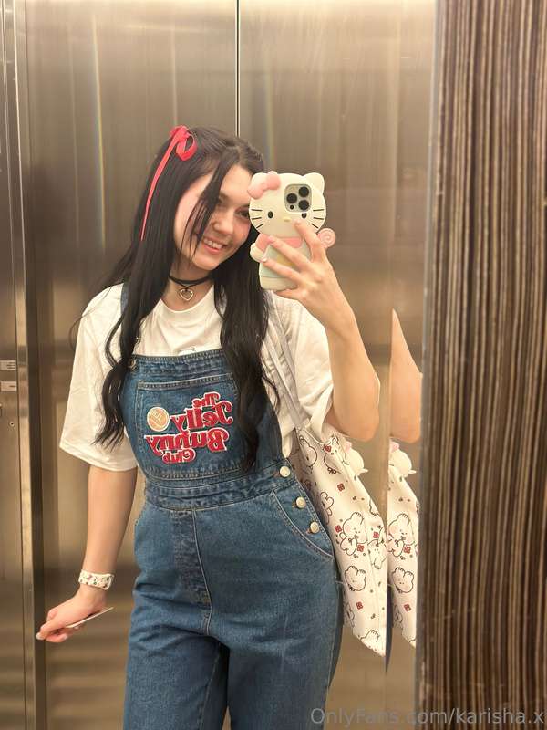 Today’s mood: soft hair, big smile, and zero plans to rush ☀..