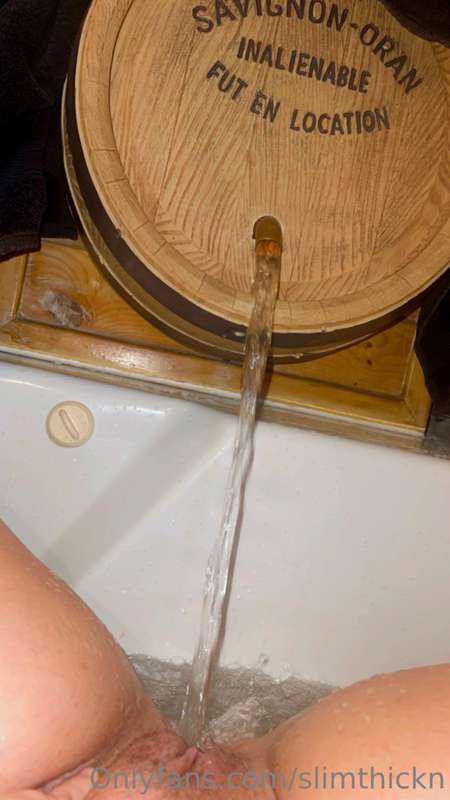 The water feels so good on my pussy 🤤