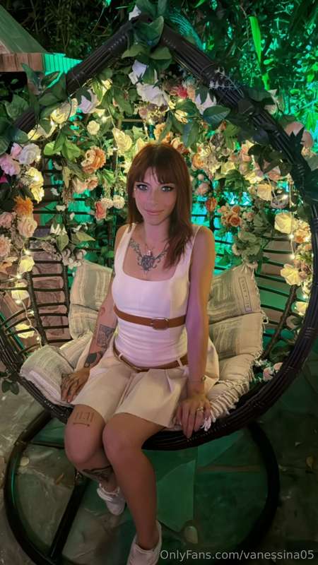 Sono il più bel fiore vero tatino?🦊👅 Una volpina tra i fiori..