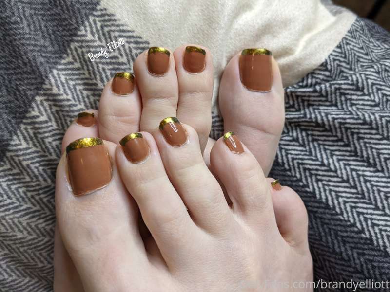 💛🤎 Happy Toesday 🤎💛