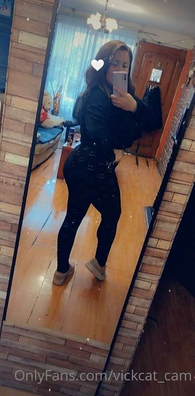 Quien tiene ganas de morderme y languetiarme mi baticueva🥵🙊😈..