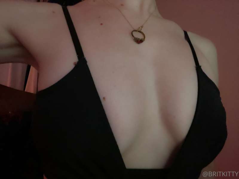 i need someone to suck and play with my nipples 🥺 it turns m..