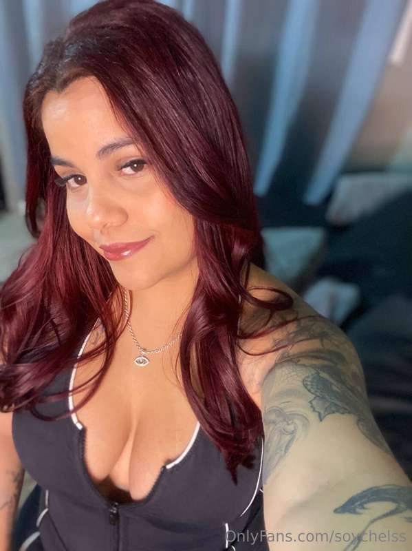 Oops, the zip unzipped itself🤭 I think my boobs want to be o.. 2