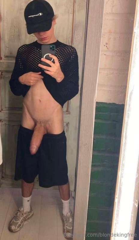 😍 Just look at this🤤He Has The He Has The BIGGEST TWINK COCK.. 1