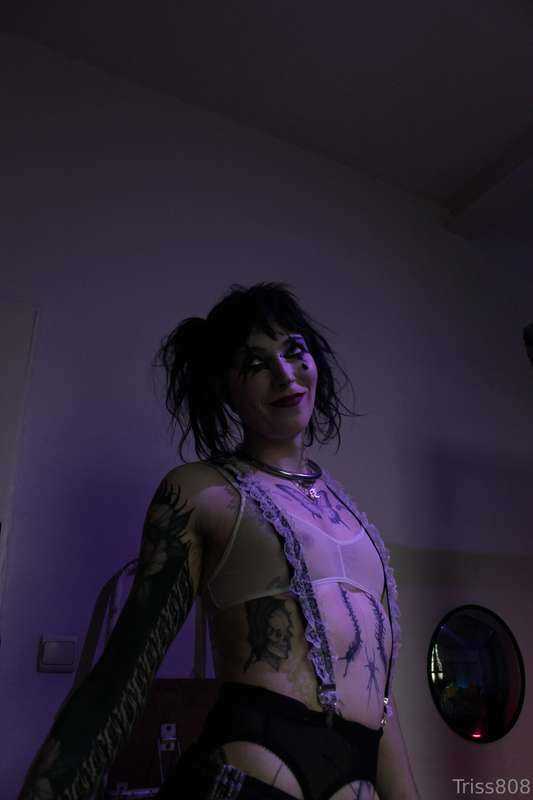 Hii 🖤Did a lil clown shoot :3 hope u like it hehe bit differ.. 31