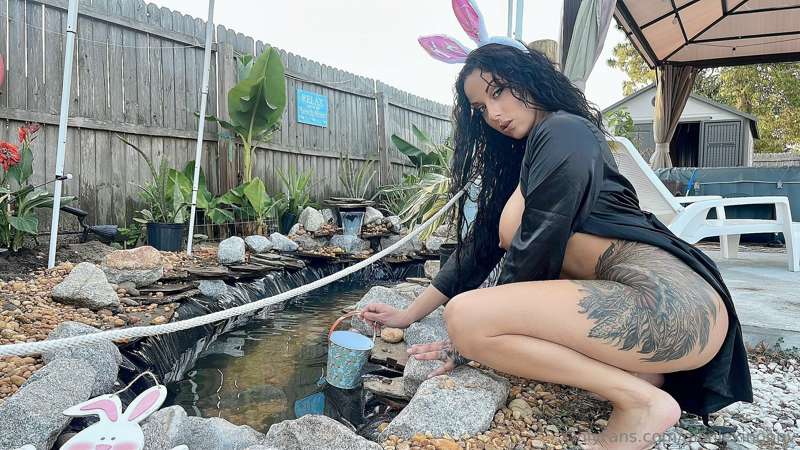 On the hunt for some eggs! 🥚🐣 1