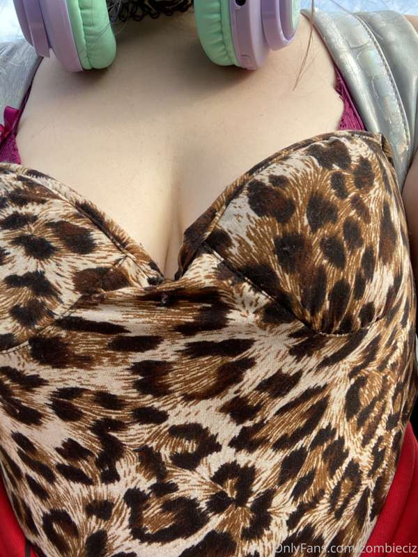 Picked the wrong fit for this heat pink/red velvet bodysuit ..