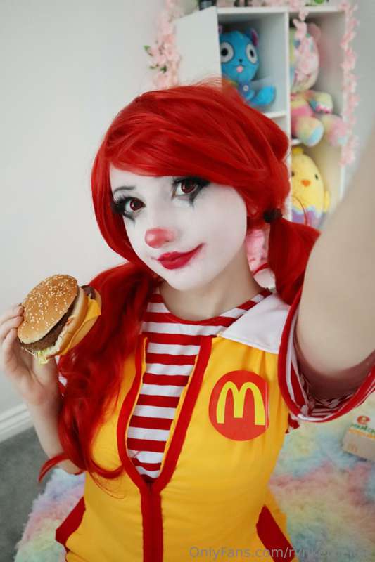Want to try my Big Mac with extra sauce? ;) I hear clussy is.. 6