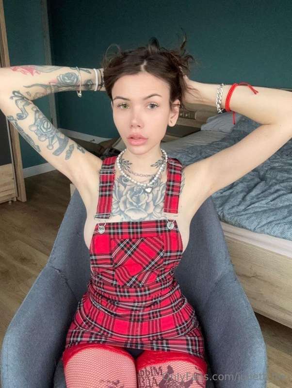 Cute @mimmi_mi with beautiful natural tits 🍒🤤 Text her right..