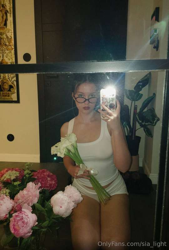 Hi, my loves 💋Lately, I find myself drawn to photos where I ..