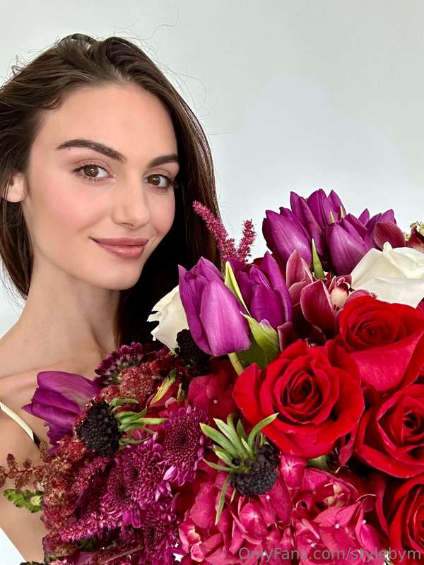 Just a girl and her flowers🌹💐 Happy Valentines Day!