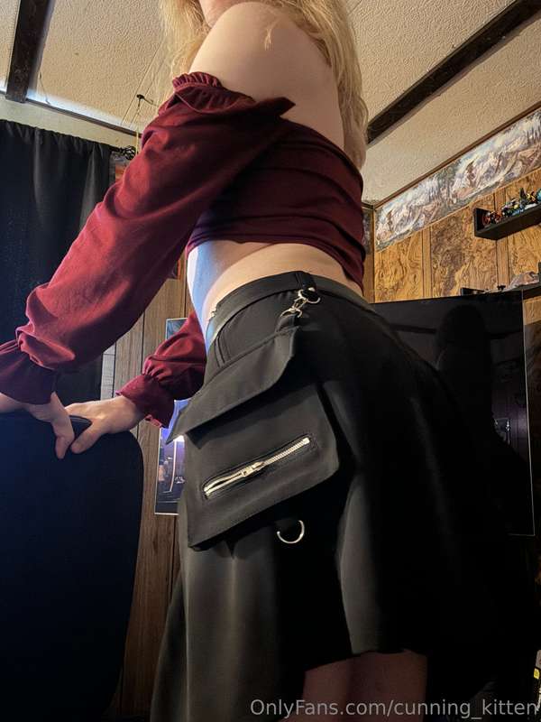 Happy Friday ✨✨ I heard you guys like skirts 🤭🫣 and hung wom.. 6