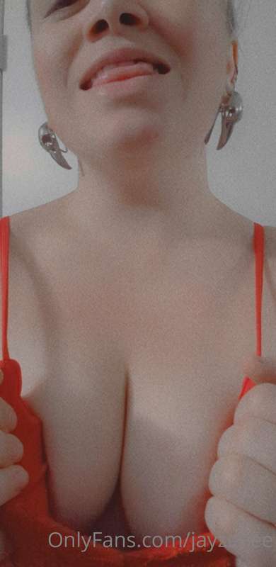 Couple of shots of summer nip slips 😘