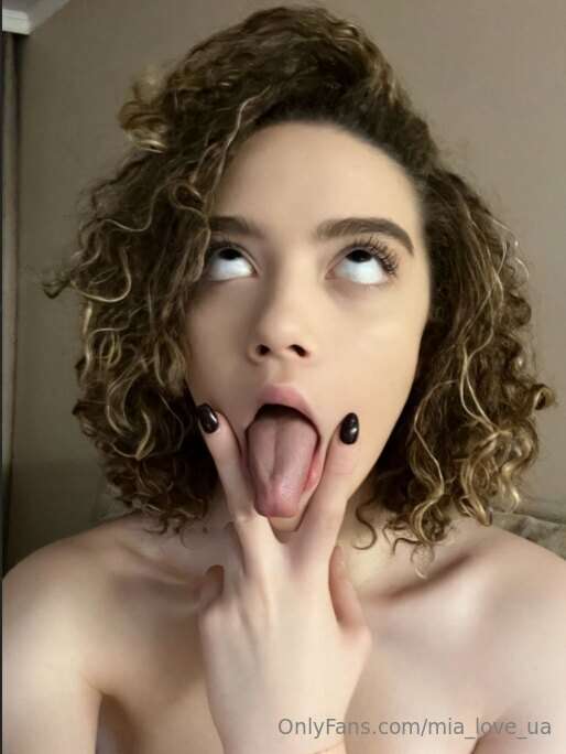 Let me distract you👉@evacurly💋Cute girl @evacurly loves to p..