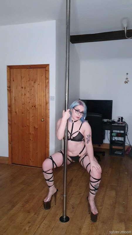 Pole dancing with lots and lots of straps tonight 🥰 2