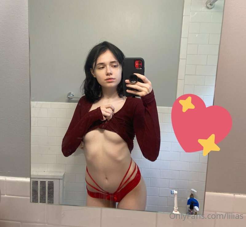 Swipe to see me take my top off 😌 3