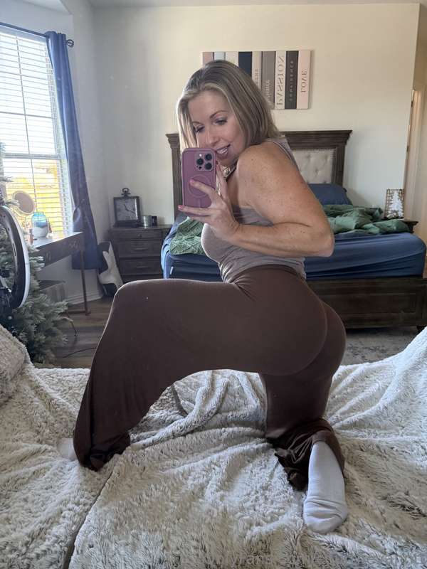 Kicking off 2025 with a booty pic😘