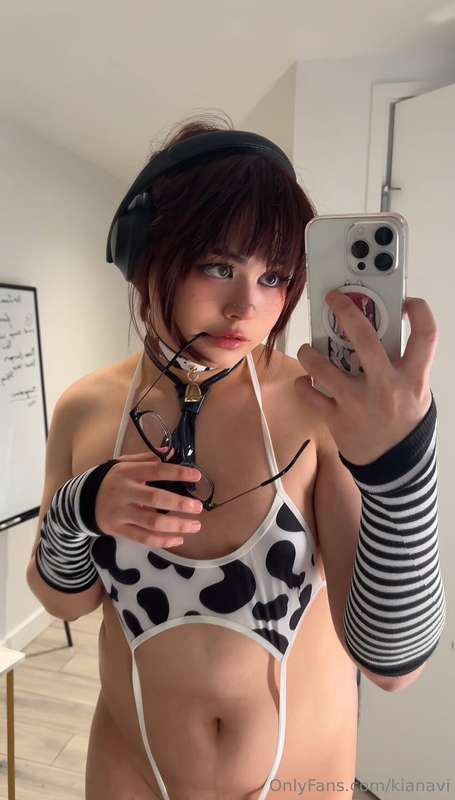 I’m so FUCKING horny looking at these photos fuckk I can’t s.. 2
